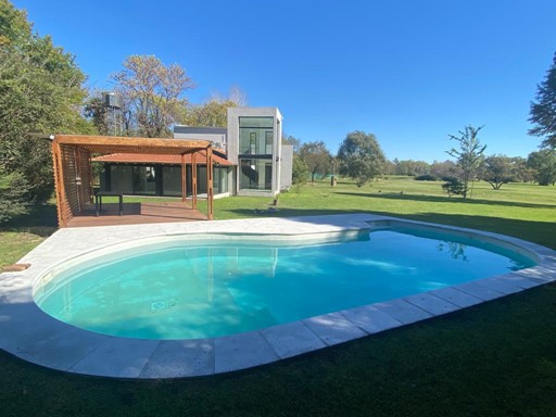 Casa con pileta y vista al golf en Carmel Country Club, Pilar