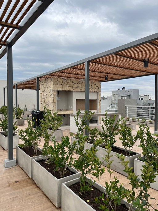 Terraza con parrilla y pérgola en Skyroof Living, Nordelta